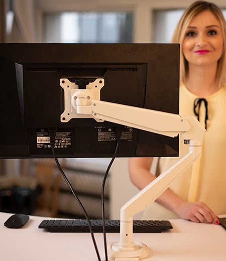 Ergonomiczna praca na stojąco - biurko regulowane z uchwytem do monitora